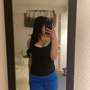 Blåa juicybyxor  - Blåa mjukisbyxor från juicycouture, använda enstaka gånger och inga deffekter. Storlek xxs, priset kan diskuteras. 