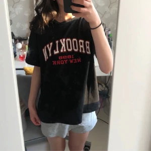 T-shirt - Säljer en svart T-shirt från SHEIN i strl. S. Har ett coolt tryck på. Använd under hösten 21 och har aldrig använt sedan dess. 🖤