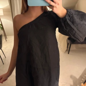 Ssåå snygg oneshoulderd klänning - Egensydd i linne tyg, perfekt till sommaren, motsvarar storlek S, aldrig använd 💫💫