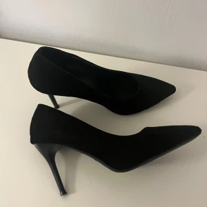 Svarta pumps med spetsig tå - Eleganta svarta klackskor med spetsig tå och hög klack😽 Osäker men tror de är 8-10 centimeter!