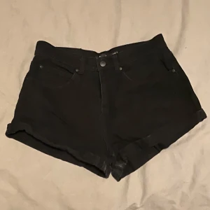 Svarta jeansshorts  - Från Afends. Korta ben, medel till hög midja