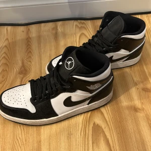 Svartvita Nike Air Jordans - Snygga svartvita Nike Air Jordans. Säljes billigt då jag vill bli av med de. 