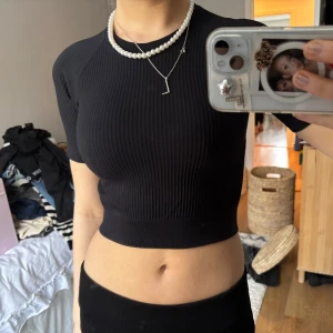 Svart ribbad croppad träningstopp - så snygg till gymmet aldrig använd