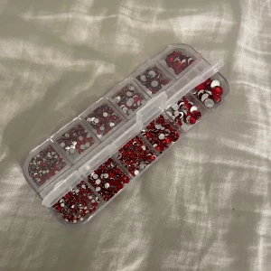 Röda Glitterstenar - Hej! Säljer dessa supersöta röda glitterstenarna. Anledningen till att jag köpte dom var för att jag skulle använda dom till nagel dekoration men fick bara användning för 3st stenar. Därav säljer jag dom nu i imprinsip nyskick. Dom funkar superbra att ha som tex tandsmycke eller som nageldekoration. Hör mer än gärna av dig om du skulle ha några frågor!