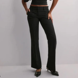 Svarta kostymbyxor💓 - Snygga svarta kostymbyxor, endast använda en gång och i mycket bra skick💓 Köptes för 399 och säljer för 250 men priset kan självklart diskuteras💗