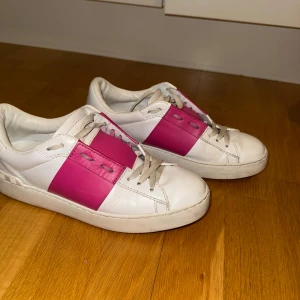 Valentino Garavani sneakers - Säljer mina super snygga Valentino Garavani sneakers med rosa detalj över snörningen. Säljs pågrund av att dem är något små! De är i väldigt gott skick och endast använda ett fåtal gånger. Fler bilder kan fås om det är aktuellt. Priset kan diskuteras! 💞👡