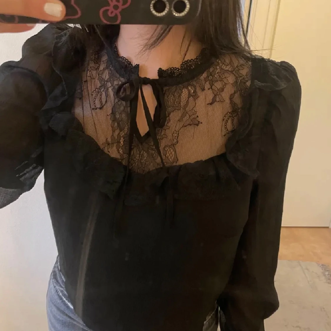 Svart blus med spetsdetaljer - 91