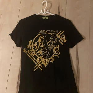 Vers*ce tröja  - Säljer nu denna snygga tröja från vers*ce i bra skick trycker är lite slitet men annars jätte bra skick