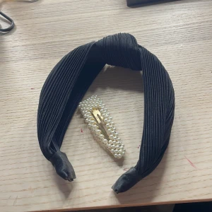 Svart ribbat diadem med pärlspänne - Snyggt svart diadem med ribbad textur, perfekt för att ge en stilren touch till din look. Inkluderar ett elegant hårspänne dekorerat med pärlor, 20 för båda❤️