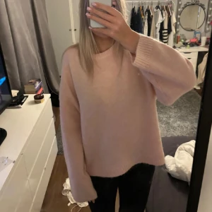 Rosa stickad tröja - Jättefin i nytt skick. Brukar bära M o detta passar ganska oversize. Kan oxå byta mot en i storlek S eller M