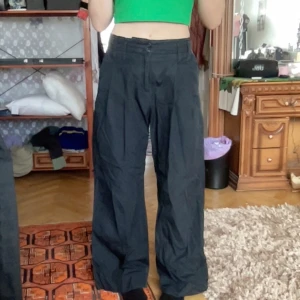 Svarta vida byxor - Snygga svarta byxor med en loose passform och hög midja.  Längd: 106cm Bredd: 38,5cm