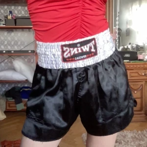 Svarta boxningsshorts från Twins - Snygga svarta boxningsshorts från Twins med en bred, vit elastisk midja.  Längd: 36cm Bredd: 34cm