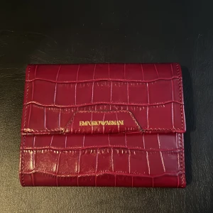 Emporio Armani läder plånbok  - Aldrig använd Emporio Armani läder plånbok med förpackning kvar i helt nytt skick 