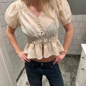 Beige blus - Gratis frakt!! Så söt beige blus med små knappar framtill, passar till allt!! Strl S, hade tyvärr avklippt lapp när jag köpte den second hand. Kan mötas i Sthlm 💗💗