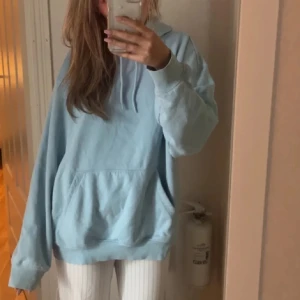 Ljusblå hoodie - säljer denna ljusblå hoodie från h&m!🩷🩷