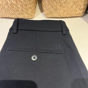 Svarta shorts från Les Deux - Snygga svarta shorts från Les Deux med knapp och dragkedja. Perfekta för en stilren look. Passar bra till både vardag och mer uppklädda tillfällen. Nypris ca 900kr. Mycket bra skick! Skriv vid frågor. 