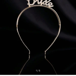 Diadem med texten 'Bride' - Elegant diadem i guld med glittrande detaljer och texten 'Bride' i strass. Perfekt accessoar för bruden på bröllopsdagen eller möhippan. Den är helt oanvänd, och det finns team bride band som också är till salu