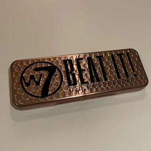 Ögonskuggspalett Beat It från W7 - Snygg ögonskuggspalett från W7 med namnet Beat It. Innehåller 12 olika nyanser i både matta och skimrande toner. Kommer  med en smink borste.