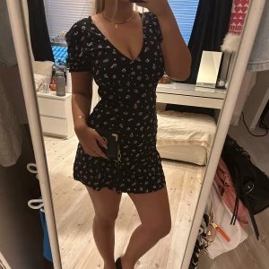 Blommig klänning  - Super söt blommig klänning med puffärmar. Knytning i midjan som man kan knyta både fram och bak som gör att midjan framhävs .🥰