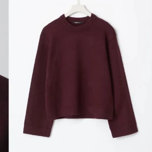 Vinröd stickad tröja - Superfin vinröd stickad tröja från Gina Tricot. 🥰