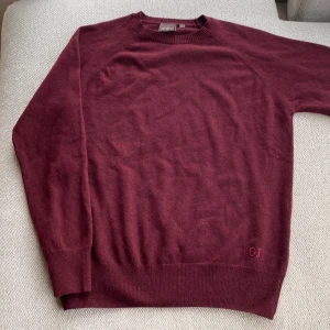 Vinröd tröja från Oscar Jacobson - Säljer en stilren vinröd tröja från Oscar Jacobson, tröjan är tillverkad i Italien och är helt oanvänd. 10/10 skick. Köpt för runt 1000kr. Hör av dig vid minsta fundering!
