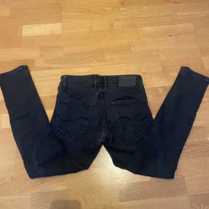 Slim Glenn  jeans | w 30 - Helt nya slim Glenn jeans 👖, till ett bra pris. Storlek 30 w 32 L‼️👌kontakta vid fundering 💭 ‼️( färg är svart / mörk blå)