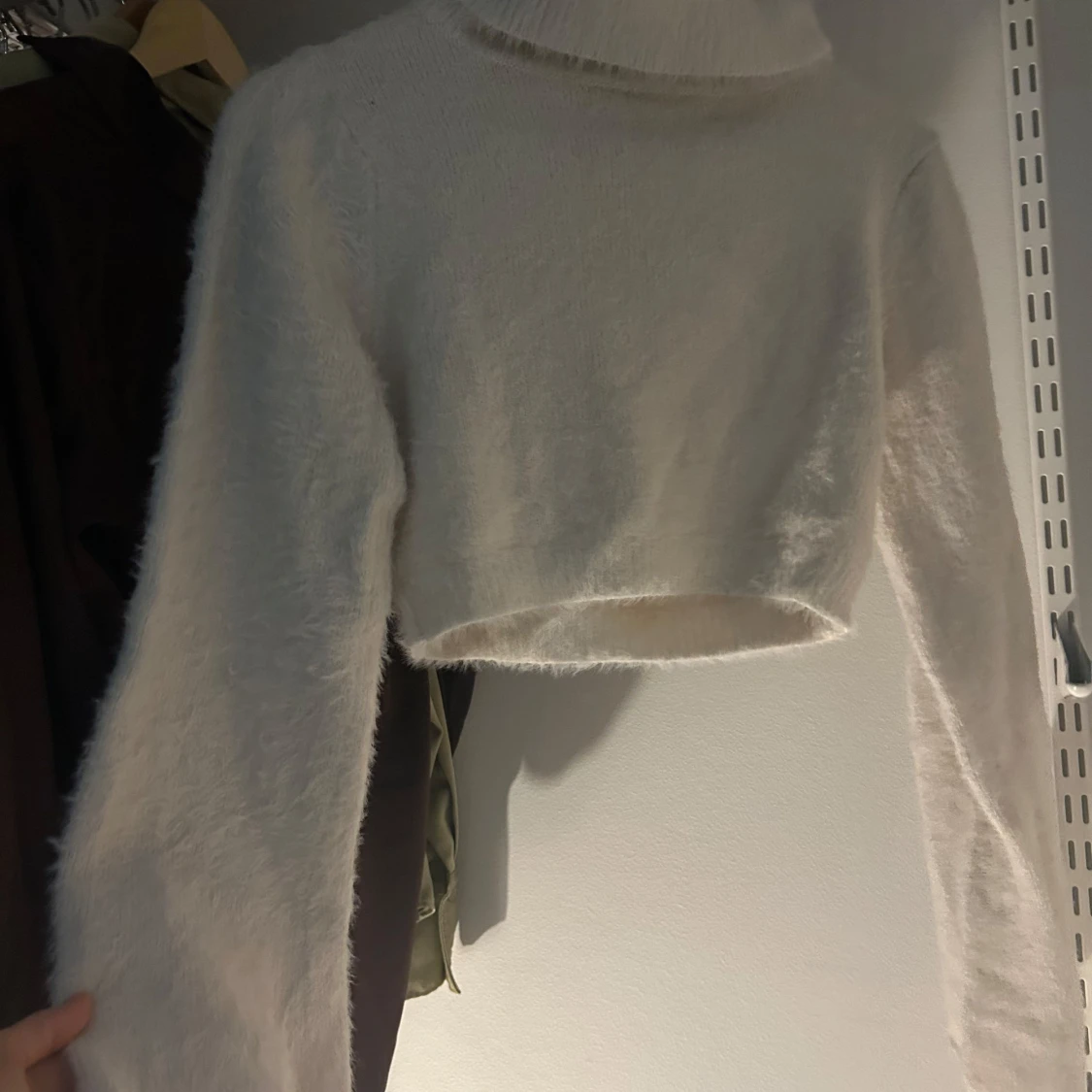 Vit fluffig croppad tröja