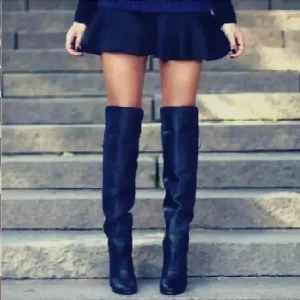 Knähöga stövlar  - BARA SERIÖSA KÖPARE PLS! Svarta overknee stövlar från H&M Paris Runway collection AW 13. Helt nya med lapparna kvar. 100% äkta skinn/läder. Storlek 39. Skafthöjd ca. 50cm. Klackhöjd ca 10 cm. Nypris 2000kr. Första två bilderna är lånade.