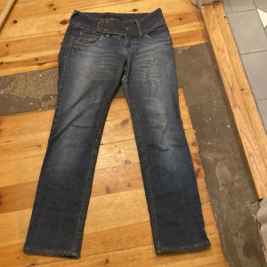 Blå jeans från Da nyller!💞 - Säljer dessa skit Snygga blå jeans från Da nyller! Dem är jätte sköna på!  och de har dubbla knappar i midjan. Tyvärr har dem 2 hål där bak ( Ni ser på sista bilden)❤️ Skriv innan köp! Frakten står under kostnaden🥰 