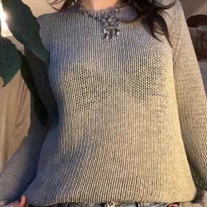 Grön stickad tröja med öppen rygg - Säljer en stilren grön stickad tröja. Tröjan har långa ärmar och en avslappnad passform, perfekt för kyligare dagar. Den är både bekväm och trendig, ett måste i garderoben! Från United colors of benetton och slitage i ryggen vilket jag inte tycker gör något