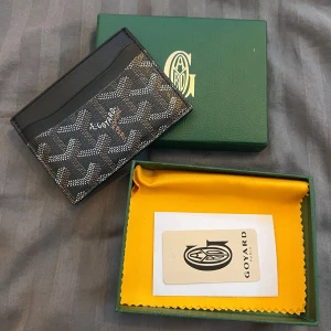 Goyard Korthållare - Säljer nu min goyard korthållare då den inte kommer till användning. Den är i mycket bra skick. Skriv vid fler frågor.