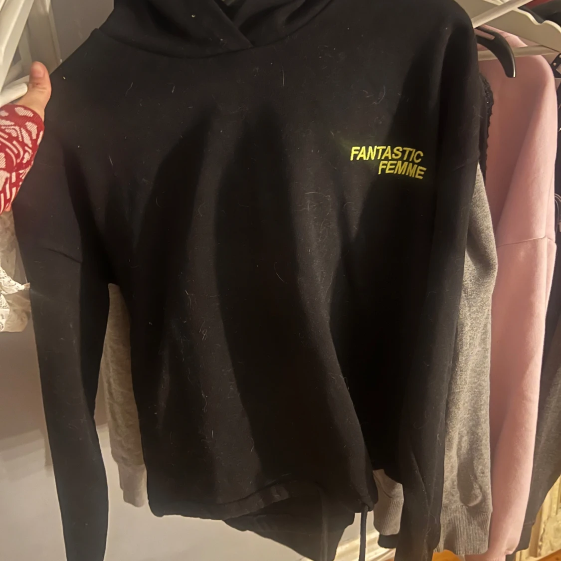 Svart hoodie med text