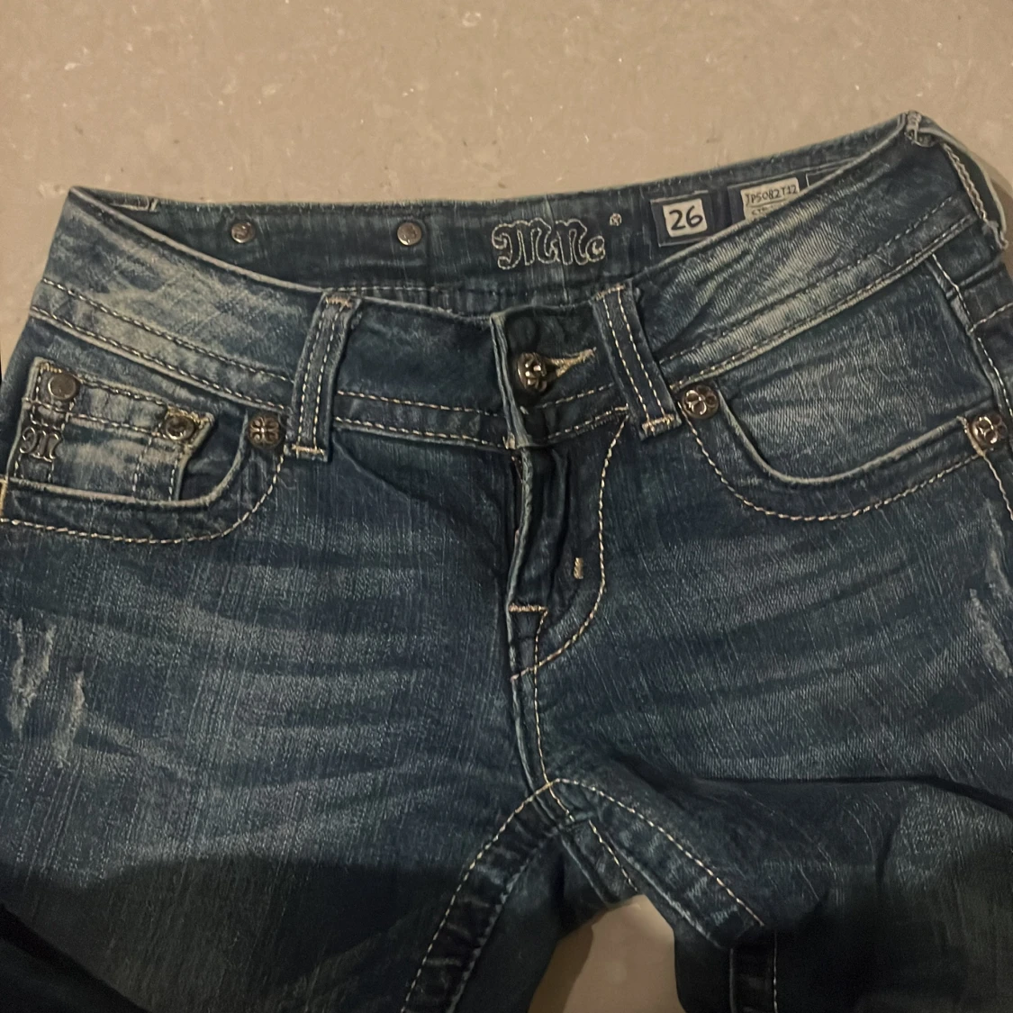 Blå jeans med broderade detaljer - 91
