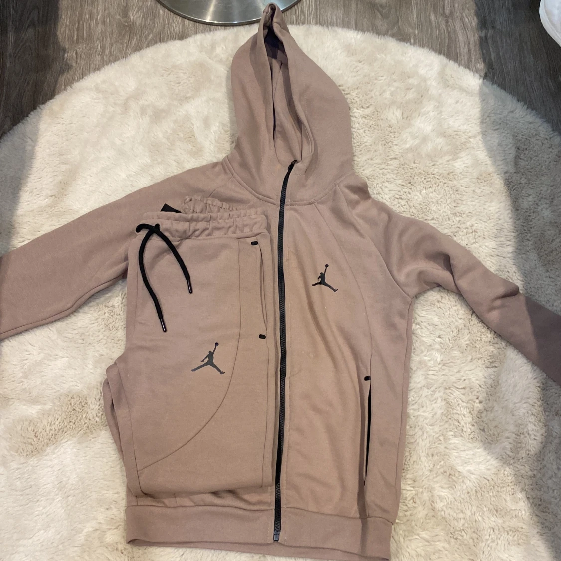 Beige hoodie och byxor från Jordan