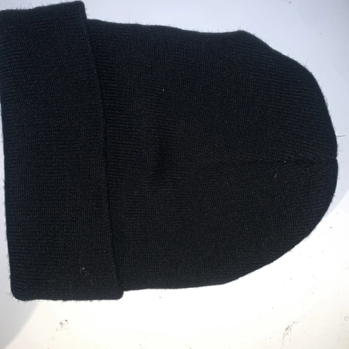 Svart stickad mössa med broderad logga - 1