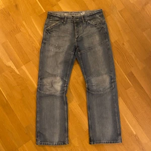 Jeans - Lite ljusare jeans med snygg wash‼️några mindre defekter men i helhet snygga