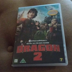 How to Train Your Dragon 2 DVD - DVD av filmen 'How to Train Your Dragon 2' från DreamWorks. Ett spännande äventyr med drakar och vikingar, perfekt för hela familjen. Filmen är klassad för åldersgrupp 7 år och uppåt.
