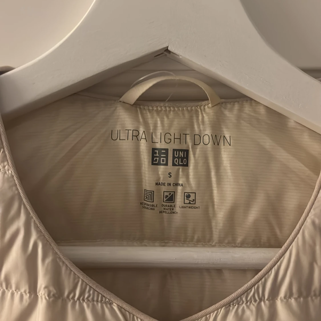Beige dunjacka från Uniqlo - 91