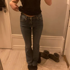 Blå jeans från Gina Tricot - Säljer ett par snygga blå jeans från Gina Tricot. De har en klassisk bootcut-stil och är midwaist vilket gör de super bekväma💕