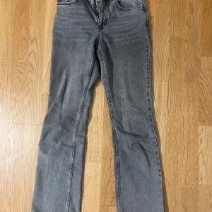Grå jeans från Gina Tricot - Snygga grå bootcut jeans från Gina Tricot som är midwaist. Passar till alla outfits! Säljer på grund av att dem tyvärr inte passar mig längre. Skriv vid frågor!  