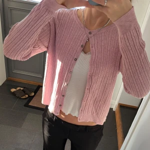 Rosa stickad kofta  - Rosa stickad kofta från isolde i storlek S. Fint skick. Använd gärna köp nu!