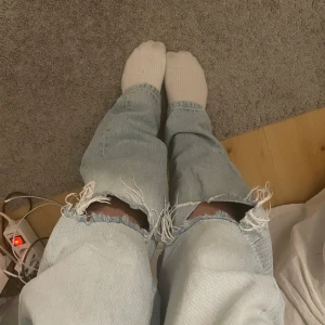 Jeans med hål  - Jeansen var försmå och gick knappt på, därav bilden😅😅 men är anvönda ett par gonger men i väldigt fint skick💕💕pris kan diskuteras vid snabb affär!!