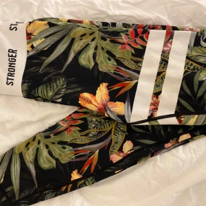 Mönstrade leggings från Stronger - Fina leggings från stronger💗Nästan aldrig använda💗