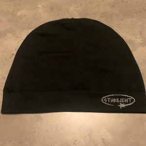 Starlight mössa - Tja! Säljer min snygga svarta starlight mössa med en broderad Starlight-logga i grått. Perfekt för att hålla värmen under kyliga dagar. Enkel och stilren design som passar till nästan allt. Priset kan diskuteras vid snabb affär🤝🏼💯