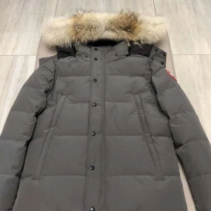 Canada goose Wyndham  - Säljer en stilren grå parkajacka från Canada Goose med pälskantad huva. Jackan är i storlek M men sitter lite tajtare hade kunnat passa S. Jackan är nästan i nyskick! För fler bilder o info kom pm!