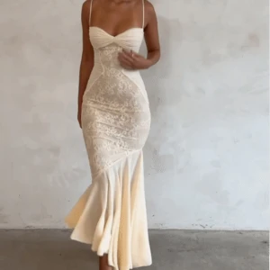 Ljusbeige spetsklänning - Super snygg beigefärgad långklänning med spetsdetaljer och smala axelband. Klänningen har en tight passform och en vacker v-ringad urringning. Perfekt för speciella tillfällen som tex bal. Aldrig använt. Skicka meddelande för egna bilder eller frågor! Köpt för 900