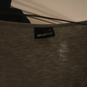 Grå långärmad topp från Gina Tricot - Säljer en stilren grå långärmad topp från Gina Tricot. Perfekt för lager-på-lager eller som den är. Mjuk och bekväm med en rund halsringning.