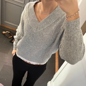 Grå stickad tröja  - Grå stickad tröja från H&M i storlek S, skulle säga att den även passar XS. Lite liten på mig som är 172 och brukar ha M eller S. Fint skick. Använd gärna köp nu!