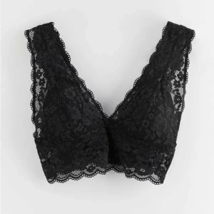 Svart spets bralette - Snygg svart bralette i spets med v-ringad design🖤
