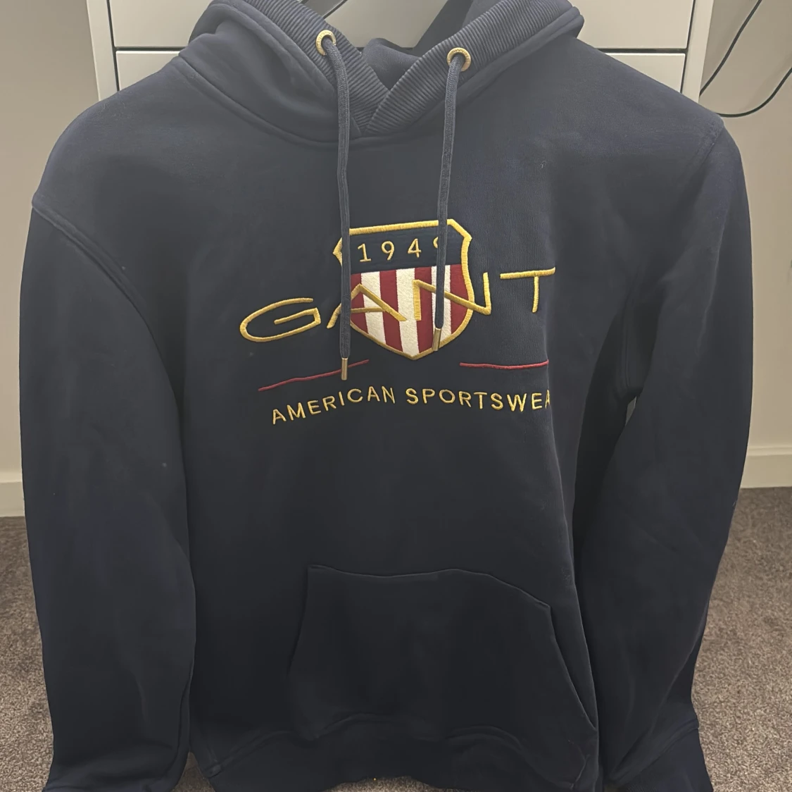 Mörkblå hoodie från GANT